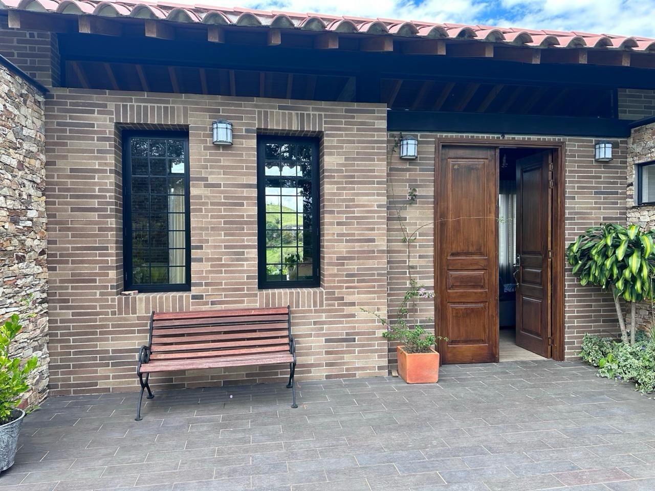 Corredor de entrada con banca de madera