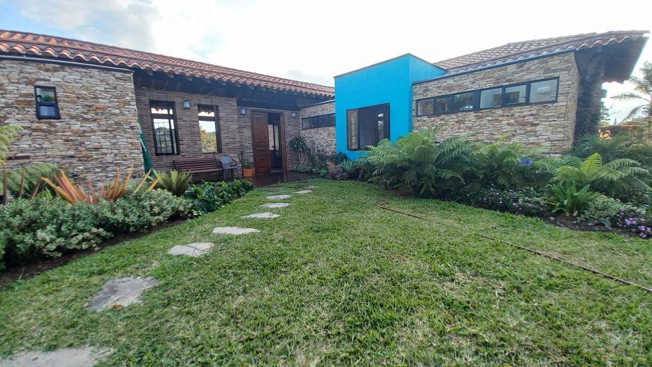 Jardín central y fachada de piedra