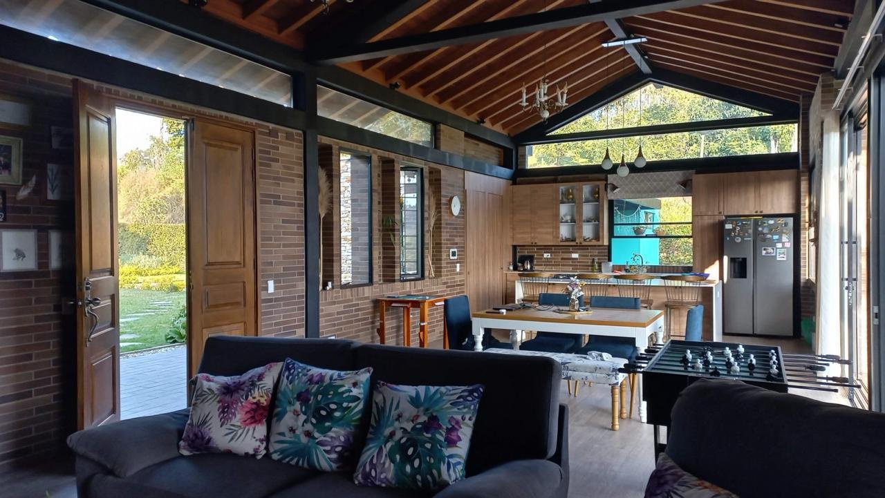 Zona social integrada con techos en madera